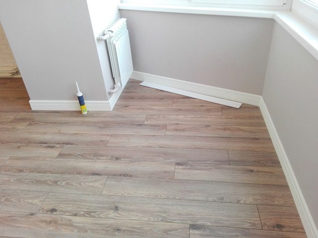 дощатый пол на балконе и в столовой